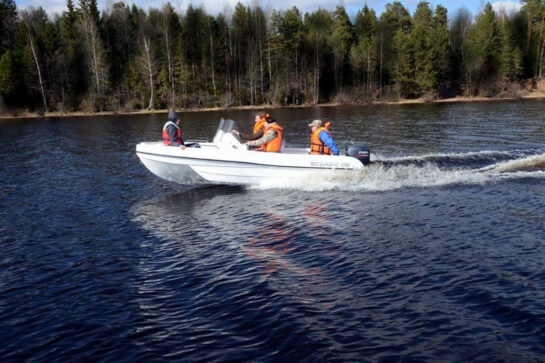 Water-resistance of МС 1520 RUBIN are tested on boat engines